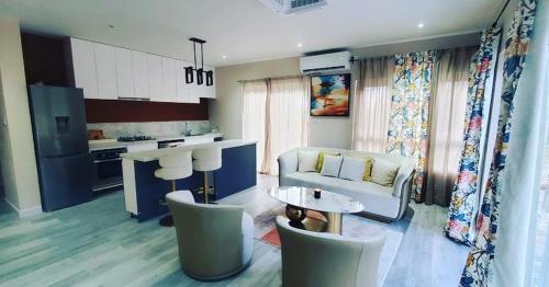 The Island Experiences Luxury Villa في Choiseul: غرفة معيشة مع أريكة وطاولة
