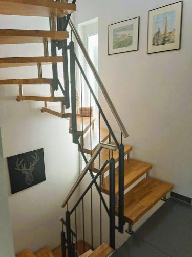 a staircase in a house with wooden steps at Sylvis Home Zentral gelegenes Ferienhaus in ruhiger Lage in Fürth