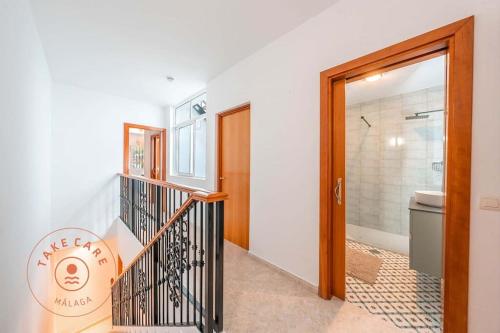 una escalera que conduce a un baño con aseo en Spacious home with lovely garden - TCM en Rincón de la Victoria