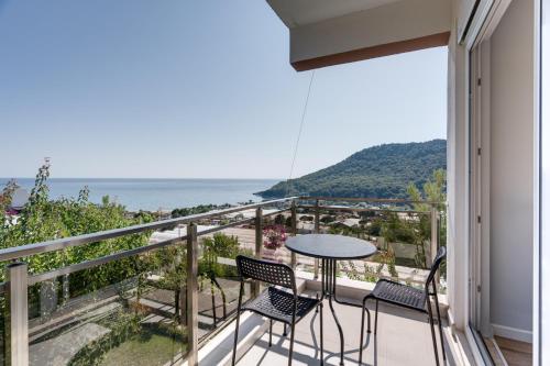 uma varanda com uma mesa e cadeiras e o oceano em Begonvilla Apart Karaöz em Antalya