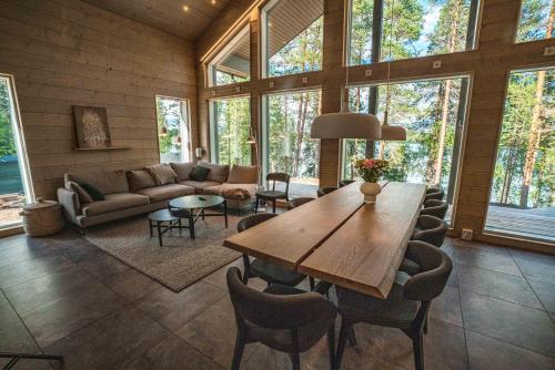 un salon avec une table et des chaises en bois dans l'établissement Villa Pöylikki, à Rovaniemi
