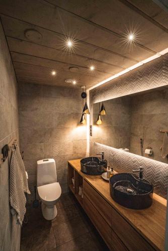 a bathroom with two sinks and a toilet at Villa Pöylikki in Rovaniemi