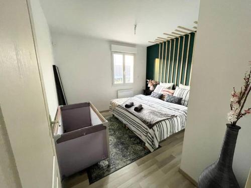 een slaapkamer met een bed en een vaas bij Agréable et grande maison avec parking + jardin in Villeurbanne