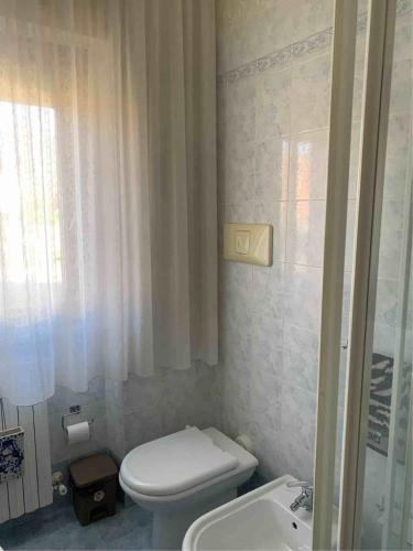 a small bathroom with a toilet and a sink at IL SENSO DI LIBERTA' in Rieti