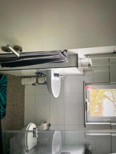 ein Bad mit einem Waschbecken und einem WC in einem Zimmer in der Unterkunft Wohnung am Phönixsee in Dortmund