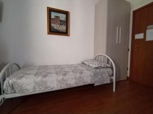 Łóżko lub łóżka w pokoju w obiekcie B & B Ametista Bergamo
