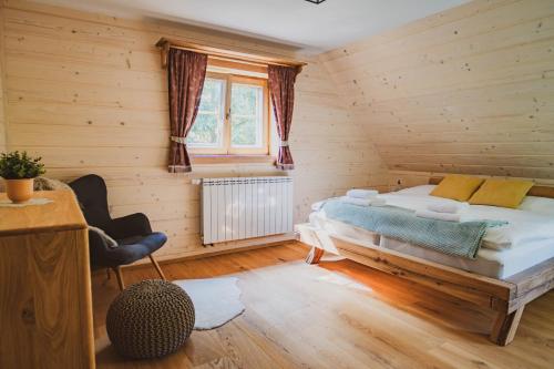 sypialnia z łóżkiem w drewnianym pokoju w obiekcie Chalupy Mátěráda w mieście Karolinka