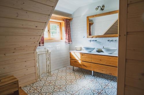 een badkamer met 2 wastafels en een spiegel bij Chalupy Mátěráda in Karolinka