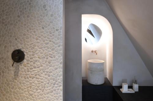 y baño con ducha y pared de piedra. en High end private room with private bathroom, en Gante