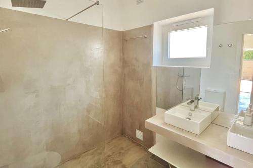 un bagno con lavandino e specchio di New Beach House near main street close PraiaGrande a Colares