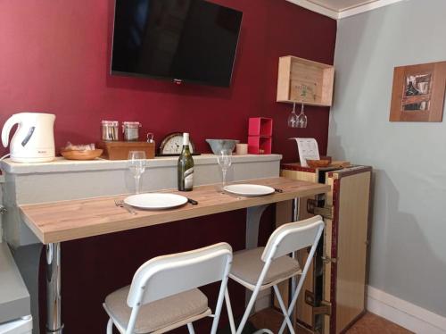 Cuisine ou kitchenette dans l'établissement Appartement le bar du JURA