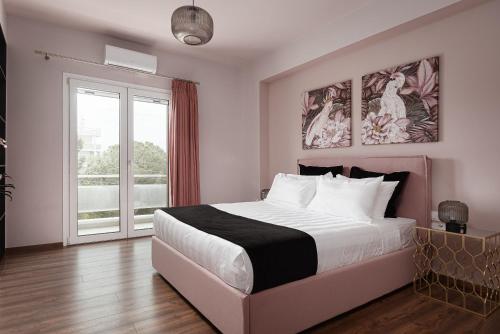 Giường trong phòng chung tại Glyfada Premium Residence