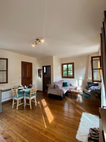 uma sala de estar com um sofá e uma mesa em Delfi's cozy maisonette em Delphi