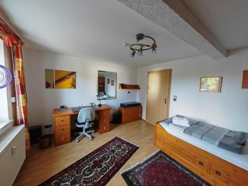 1 dormitorio con cama, escritorio y escritorio en Apartment O1 - Gut ausgestattete 3-Zimmer Wohnung 78qm für 1-3 Personen 1xDZ 1xEZ, en Grafenwöhr