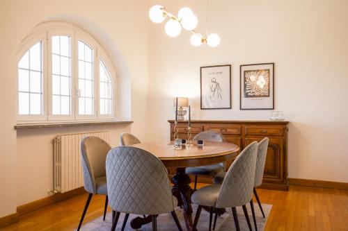 Un comedor con mesa y sillas en Monferrato, Intera casa uso esclusivo giardino recintato posto auto privato, ideale per famiglie con animali, en Lu