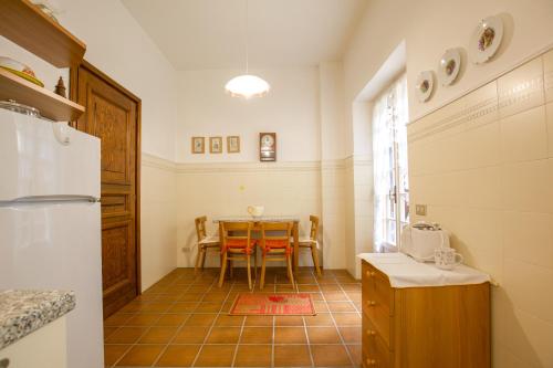 Una cocina o zona de cocina en Monferrato, Intera casa uso esclusivo giardino recintato posto auto privato, ideale per famiglie con animali
