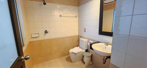 un bagno con un water e un lavandino di The Eden Park a Patong Beach