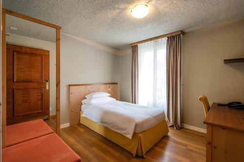 une chambre d'hôtel avec un lit et une fenêtre dans l'établissement Seehof Reduit, à Davos