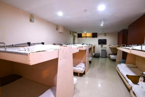 Un baño de Hotel Vrundavan Residency