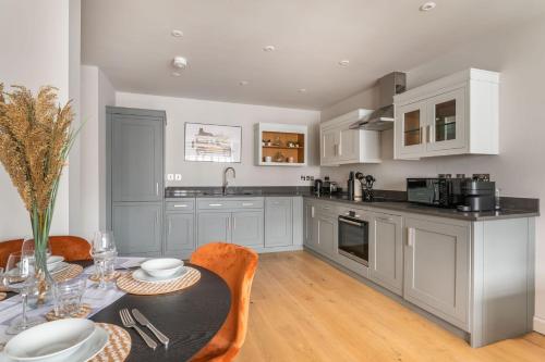 a kitchen with a table and a dining room at The Eyre Suite Six - Farringdon - by Frankie in London