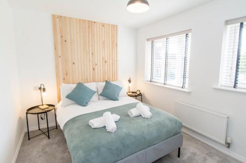 a bedroom with a bed with two towels on it at Park view house, sleeps 5 or 6 suitable for contractors and families in Kibworth Harcourt