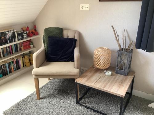un soggiorno con sedia e tavolo di Blanche & basil a Pleine-Fougères