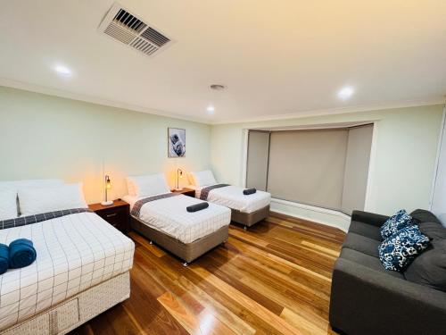 Gallery image of Spacious 6 Bedroom Holiday Home 15 Min Away From Melbourne Airport in Sydenham