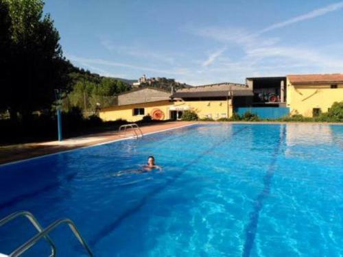 a person swimming in a large swimming pool at Apartament Gran Pirineu in Montferrer
