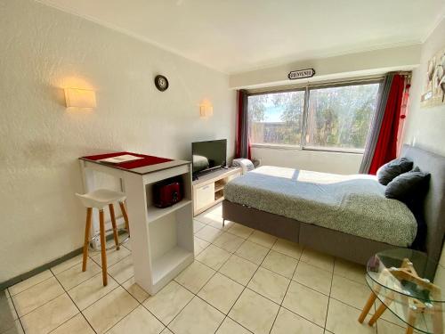 une chambre avec un lit et une télévision dans l'établissement Château de l'étoile By SCLS Locations, à Cannes