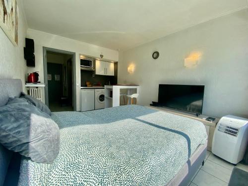 une chambre avec un grand lit et une cuisine dans l'établissement Château de l'étoile By SCLS Locations, à Cannes