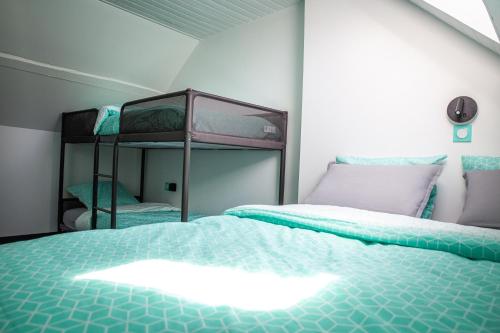 1 dormitorio con 2 literas en una habitación en Bienvenue dans le cyan 2 à 6 couchages en Cholonge
