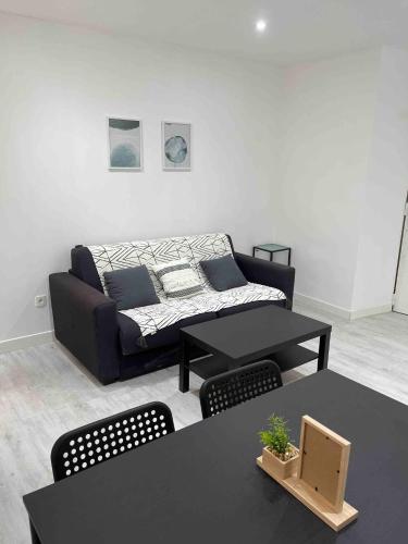 un salon avec un canapé et une table dans l'établissement Appartement proche vieux port, à Marseille