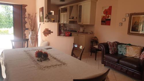 cocina y sala de estar con mesa y sofá en Villa Sabrina, en Castro dei Volsci