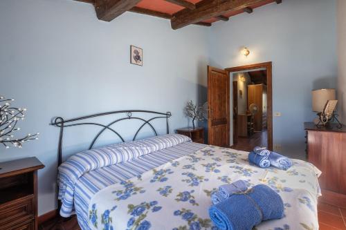 a bedroom with a bed with two towels on it at La pieve - Gerani in Pereta