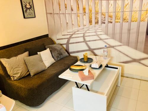 un salon avec un canapé et une table dans l'établissement STUDIO PARIS Gare de Lyon, à Paris