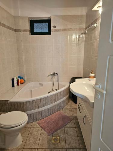 łazienka z wanną, toaletą i umywalką w obiekcie Pallantza Estate Trikala w mieście Tríkala