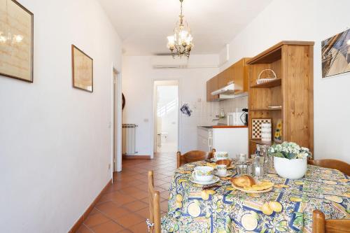 a kitchen and dining room with a table and chairs at Appartamento Celsi in Moneglia