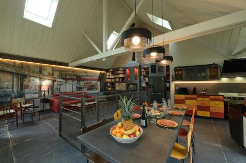 une cuisine avec une table avec un bol de fruits dessus dans l'établissement exceptionnelle maison de charme à 50m du port et de sa plage, à Cancale