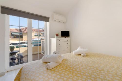 une chambre avec un lit avec deux serviettes dessus dans l'établissement Bungalow Sonemar Paradise, à Maspalomas