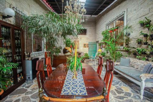 a dining room with a table and some plants at Casa Madre Tierra in Valle de Anton