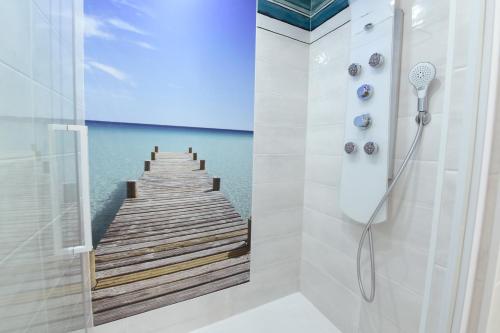 un bagno con cabina doccia accanto a un molo di exceptionnelle maison de charme à 50m du port et de sa plage a Cancale