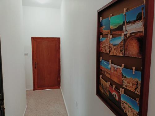 uma imagem pendurada numa parede ao lado de uma porta em BnB La Luna Entire Apartment em Jericó