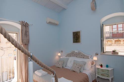 Кровать или кровати в номере Baroque Charme House