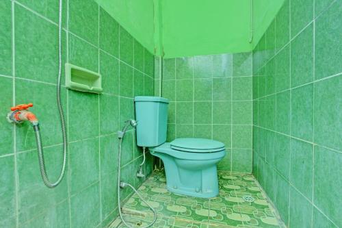 uma casa de banho com um WC azul e um chuveiro em SPOT ON 93029 Pondok Wisata Sabar Menanti 2 em Bantul