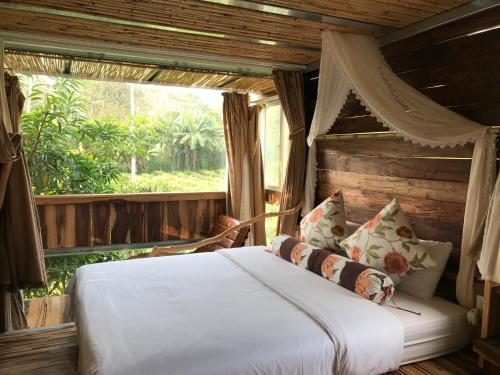 a bed in a room with a window at 秘密花園Design Villas in Yuchi