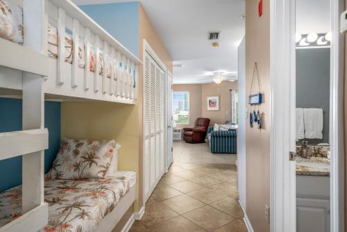 einen Flur mit einer Treppe mit einer Bank in einem Zimmer in der Unterkunft Grande Caribbean 326 in Orange Beach