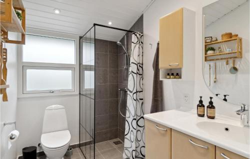 A bathroom at Lovely Home In Strandby With Kitchen