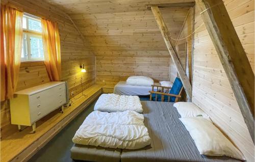 een slaapkamer met 2 bedden in een houten hut bij 2 Bedroom Awesome Home In Grue Finnskog in Svullrya