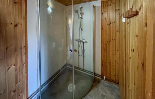 een douche met een glazen deur in de badkamer bij 2 Bedroom Awesome Home In Grue Finnskog in Svullrya