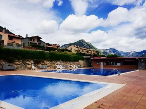 בריכת השחייה שנמצאת ב-Apartament dúplex amb vistes al Pirineu català או באזור